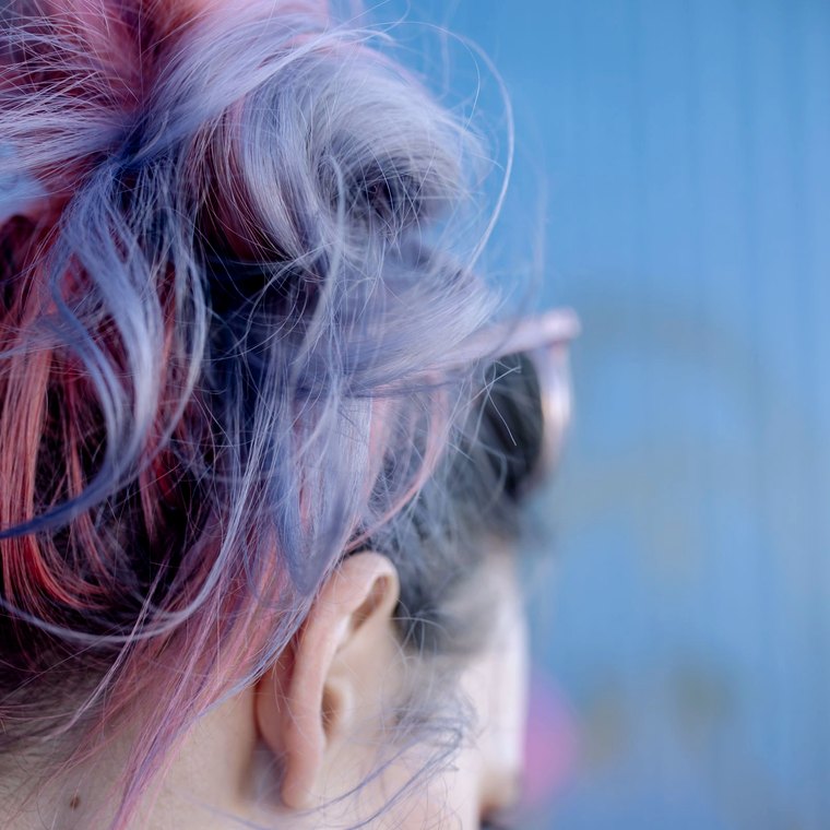Cabelo colorido em tons de rosa e roxo