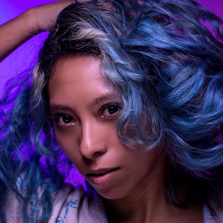 Pessoa de cabelo azul em retrato