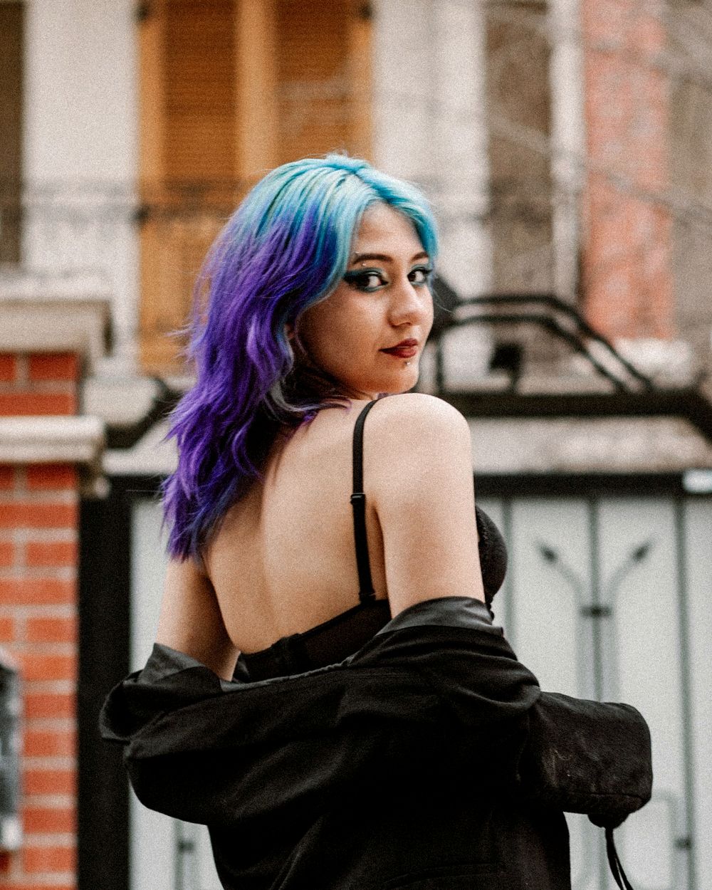 Pessoa com cabelo tingido em cor vibrante