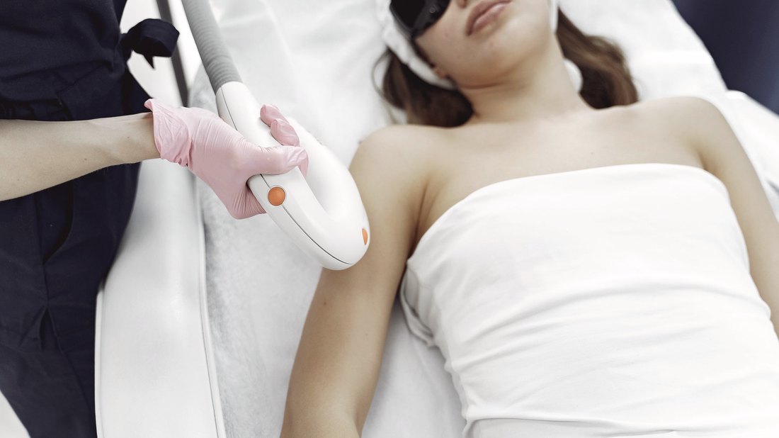 Sessão de depilação a laser em clínica
