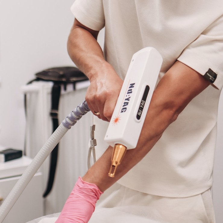 Atendimento de depilação a laser em clínica moderna