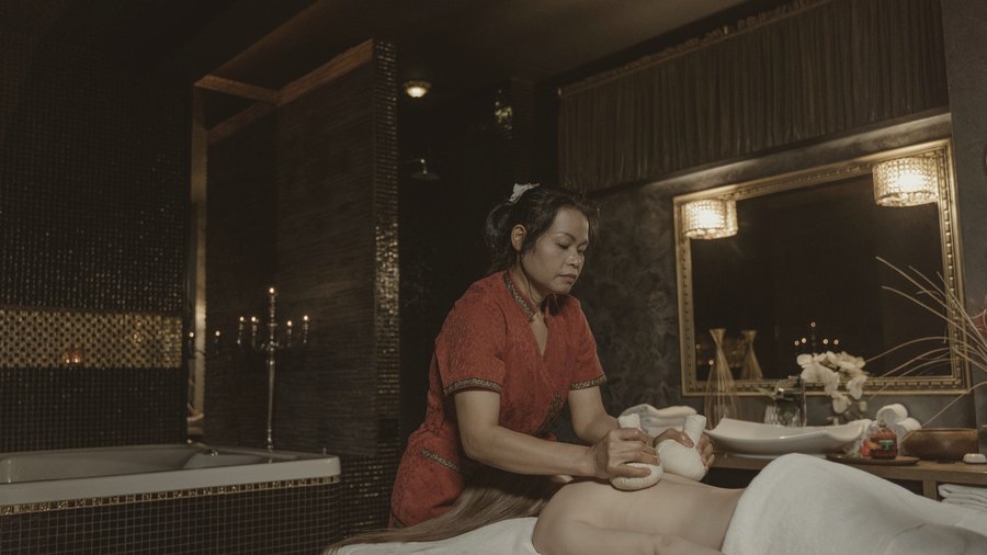 Massagem sendo aplicada nas costas com pressão firme