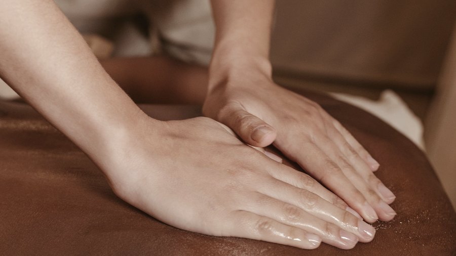 Massagem com aplicação de calor nas costas