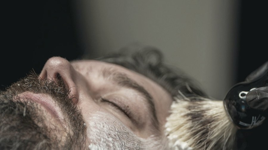 Homem de olhos fechados durante o atendimento