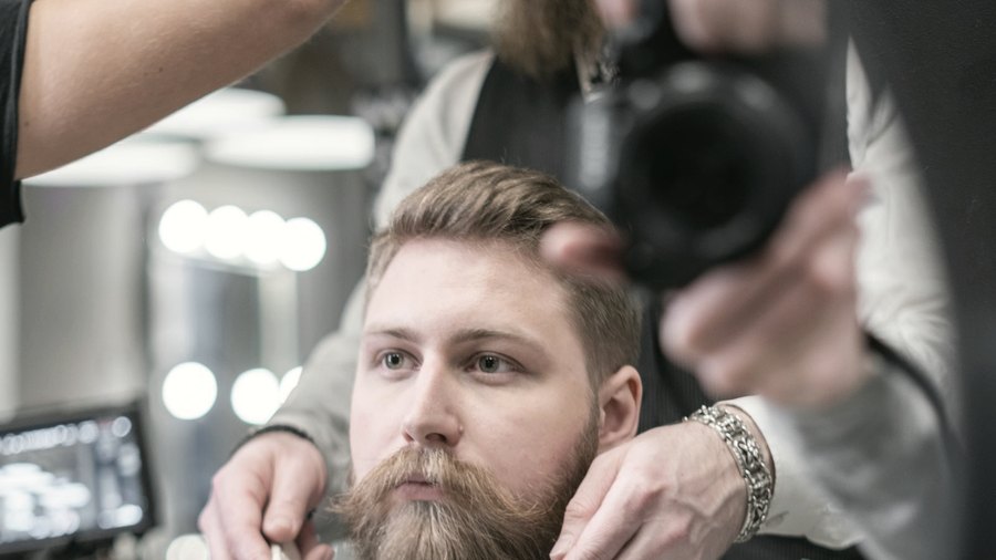 Detalhe do trabalho de acabamento na barba