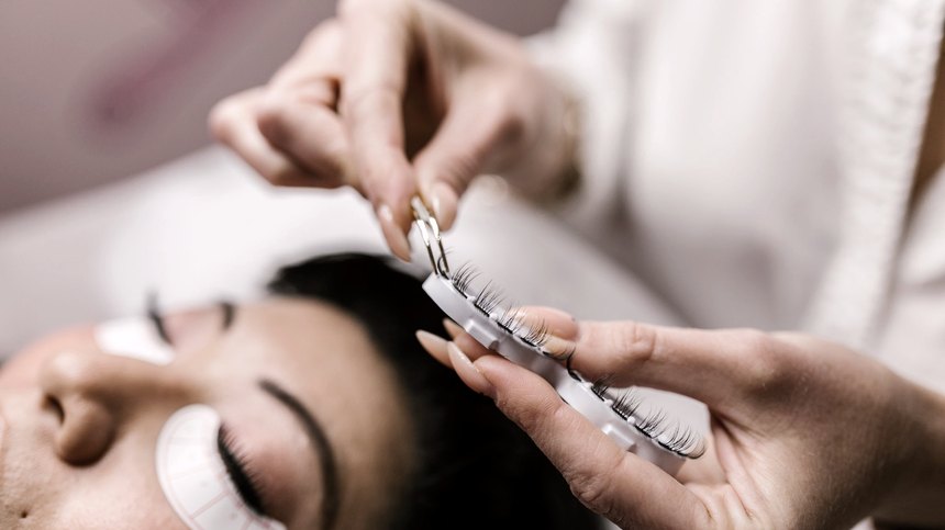 Cílios volumosos aplicados em close