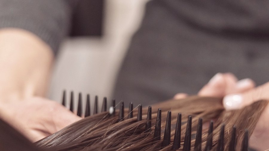 Cliente sendo atendida no salão de cabelo