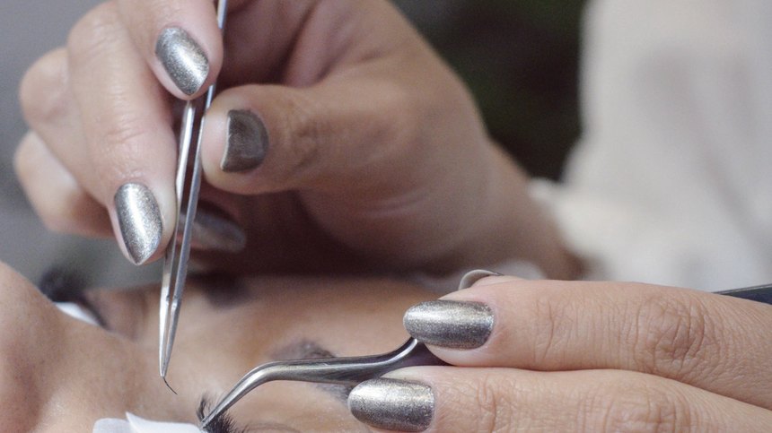 Detalhe de cílios volumosos aplicados