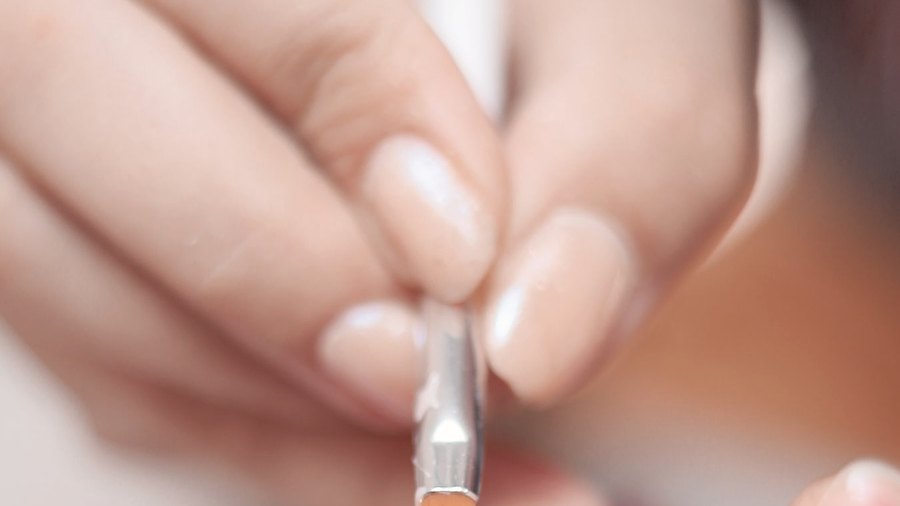 Aplicação de esmalte durante manicure