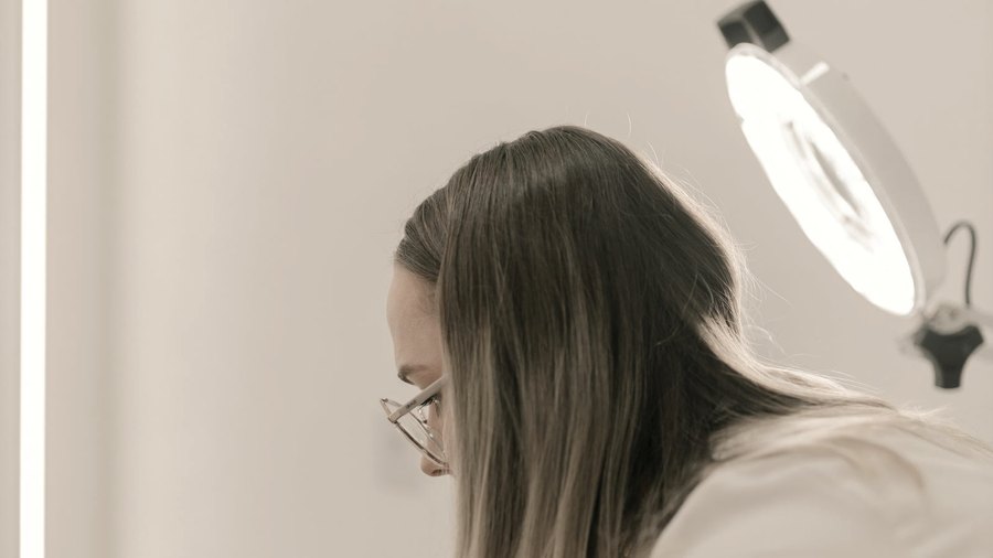 Procedimento estético facial em consultório