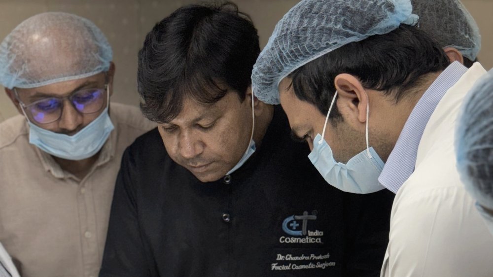 Equipe de profissionais durante procedimento em clínica