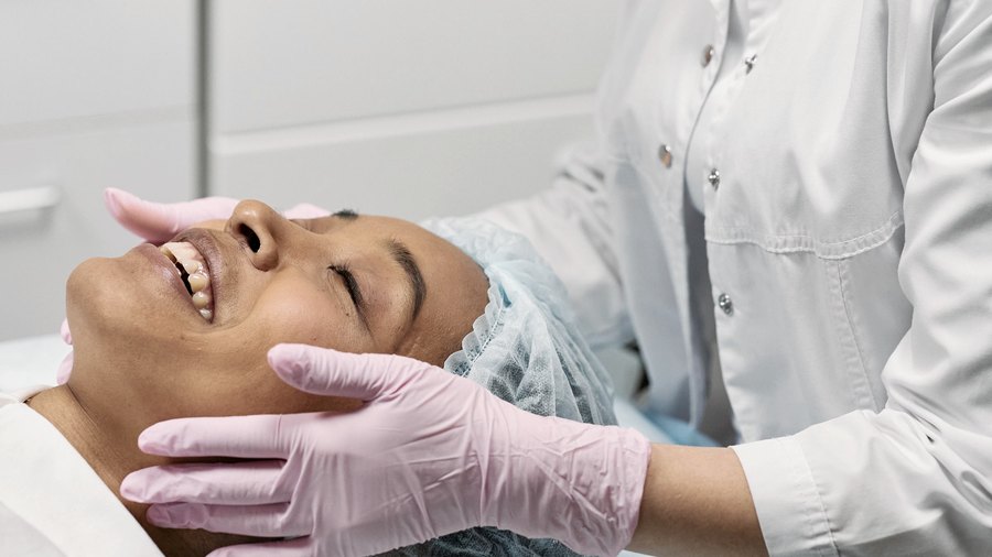 Tratamento facial sendo aplicado em cliente