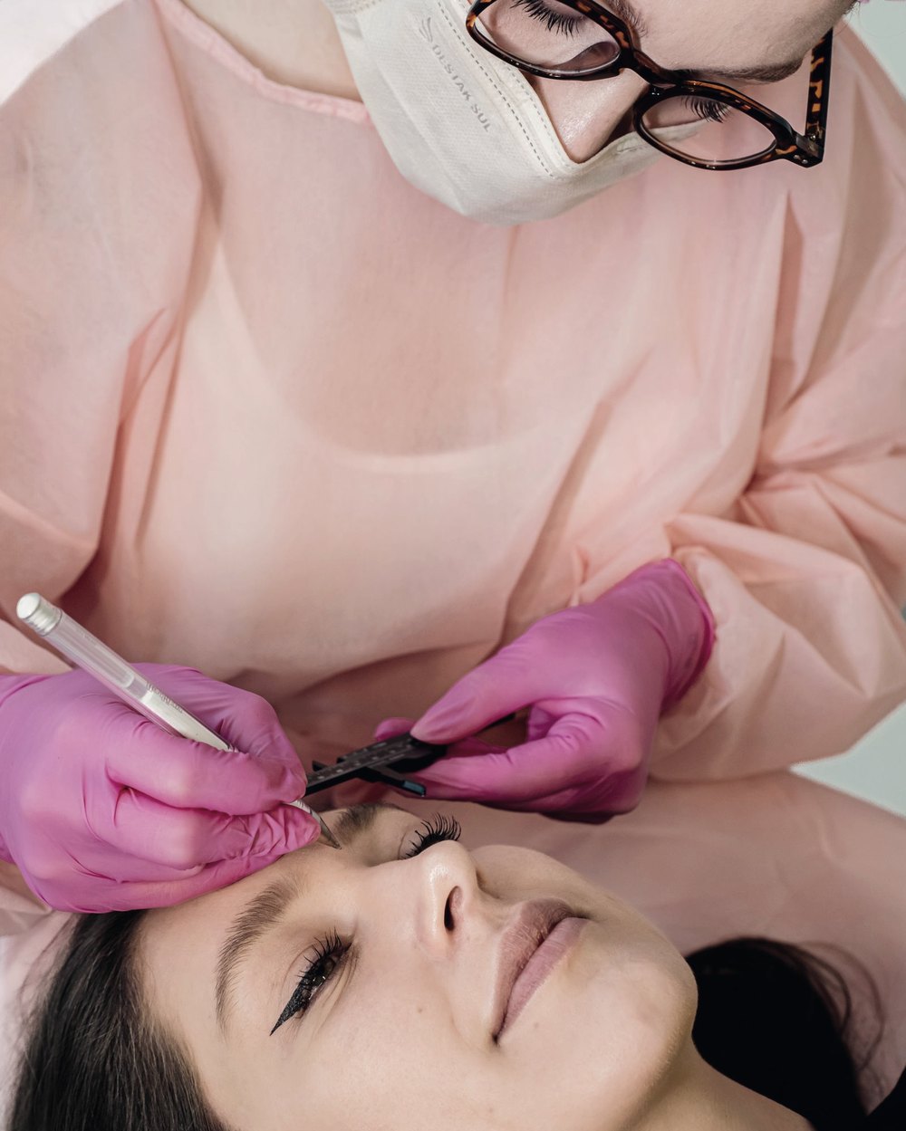 Procedimento de micropigmentação de sobrancelha em close