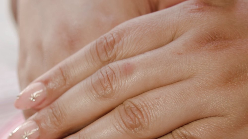 Detalhe de unhas finalizadas em gel