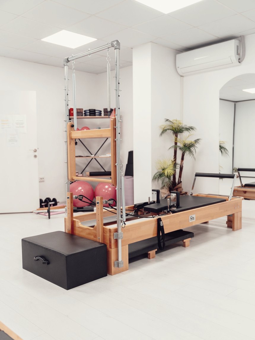 Sala de pilates ampla com aparelhos