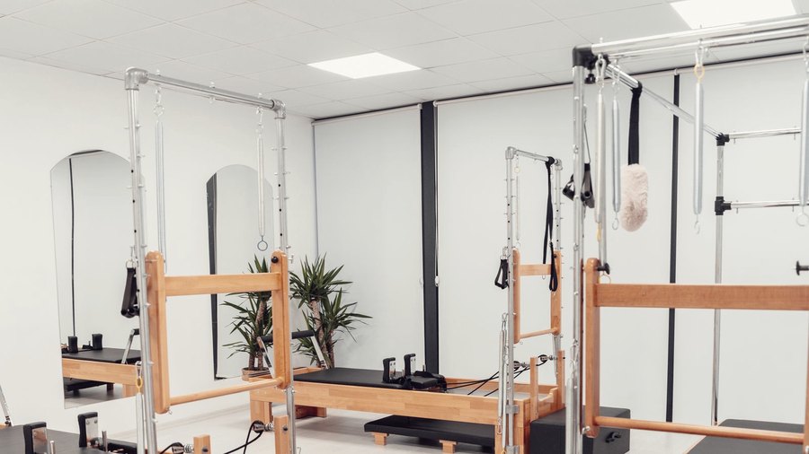 Estúdio de pilates com aparelhos de madeira