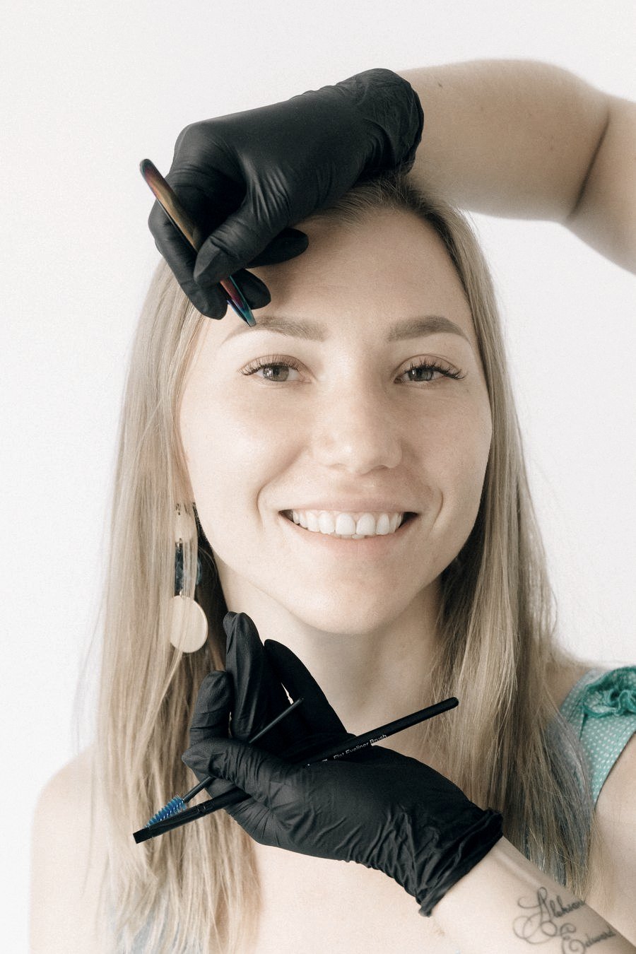Cliente sorrindo após procedimento de sobrancelha