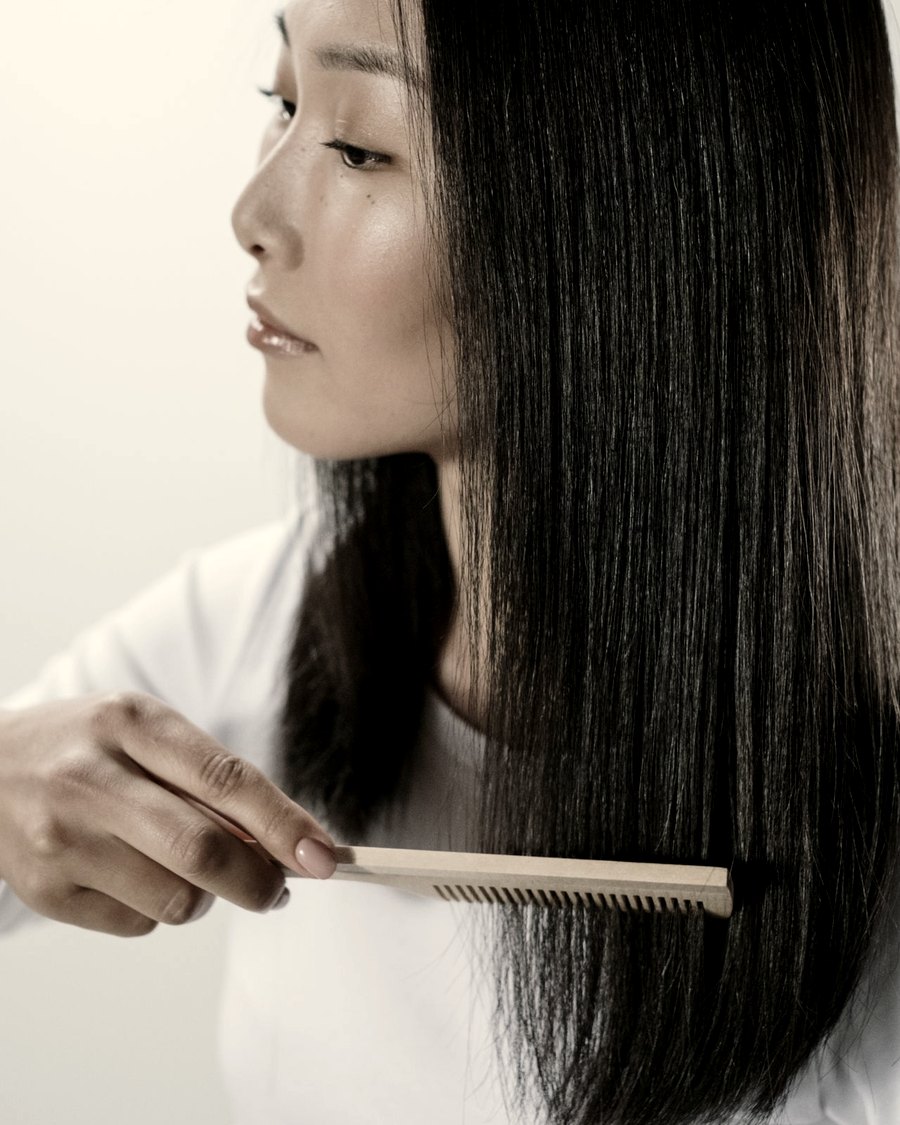 Cabelo comprido e liso sendo escovado