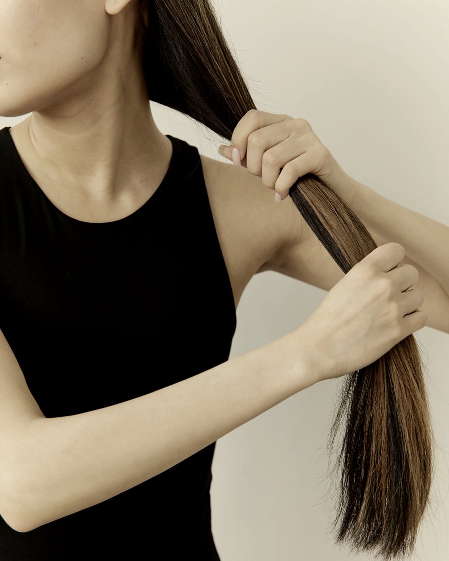 Profissional escovando um cabelo longo