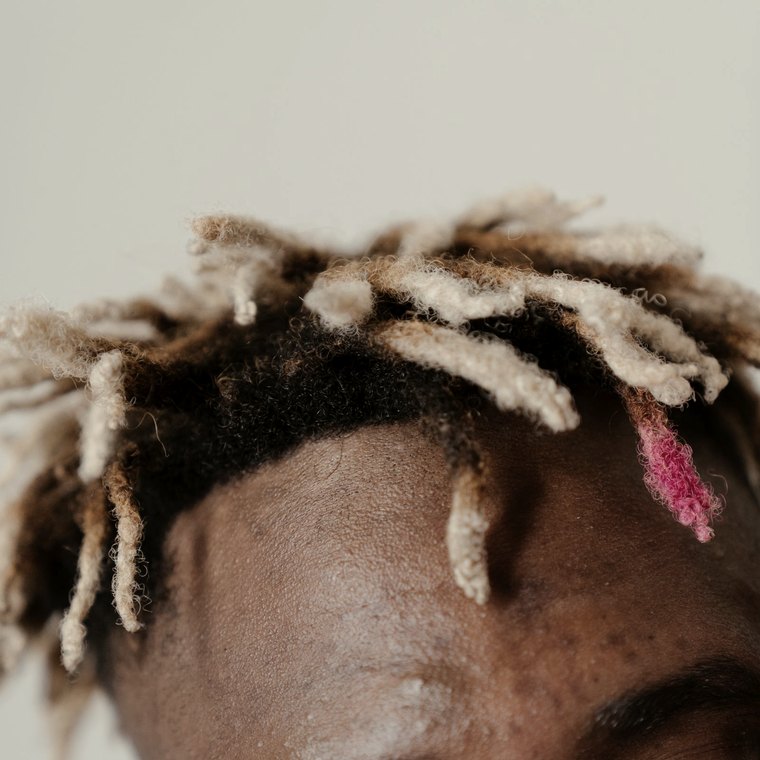 Retrato de pessoa com dreadlocks claros