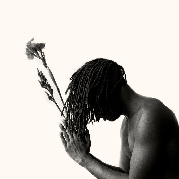 Retrato em estúdio de pessoa com dreadlocks