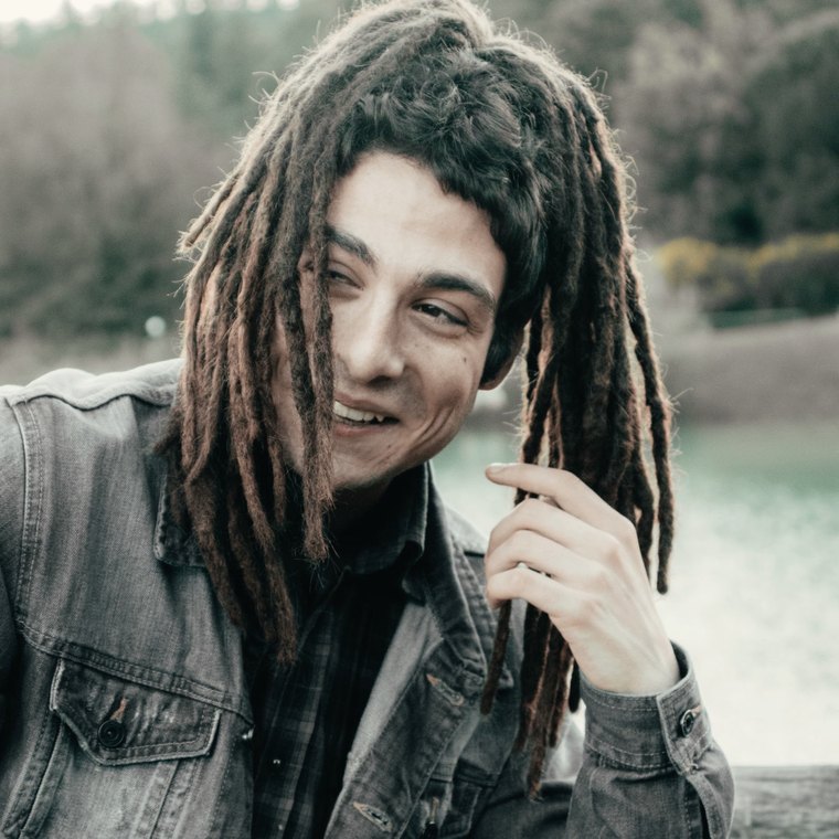 Pessoa com dreadlocks ao ar livre