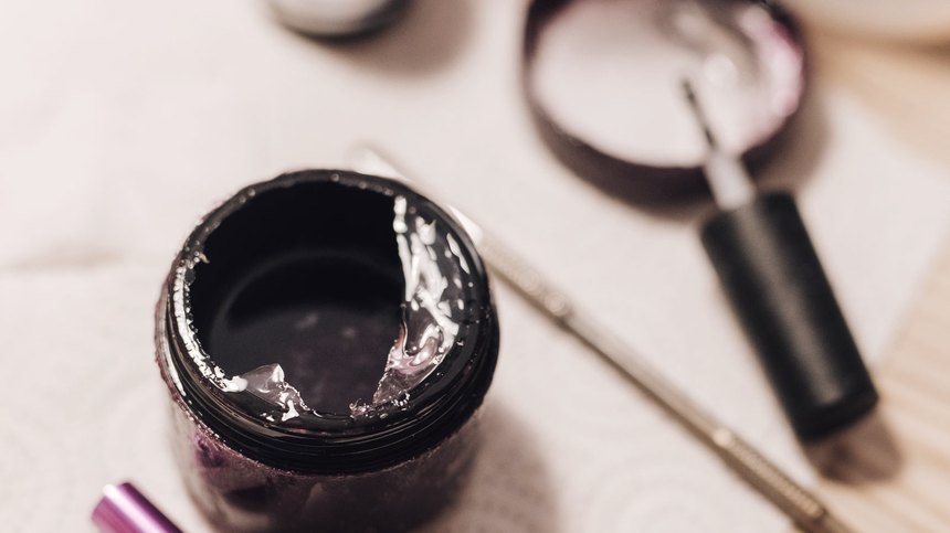 Materiais de nail design organizados para aula