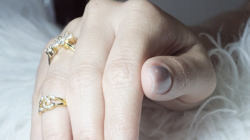 Detalhe de unhas alongadas e íntegras