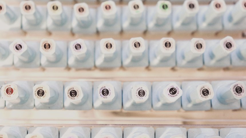 Prateleira com esmaltes e produtos de unha