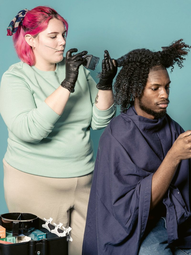 Aplicação de coloração em cabelo crespo