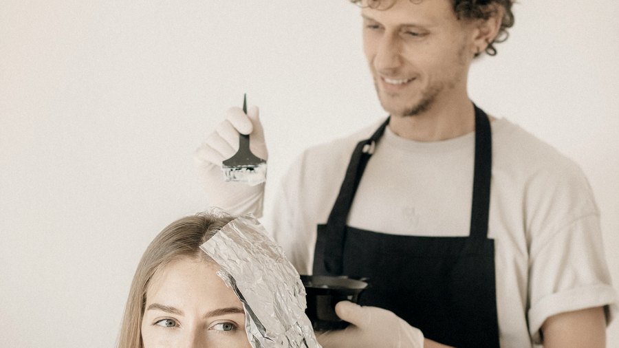 Aplicação de mechas em cabelo loiro