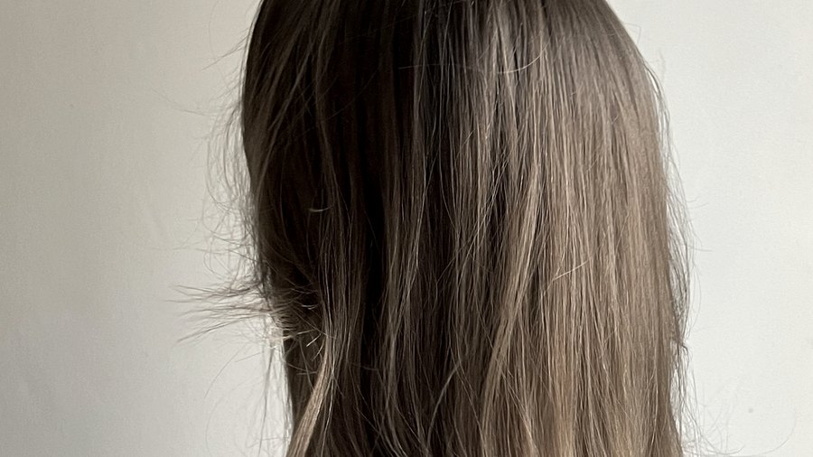 Cabelo longo escovado sobre o ombro