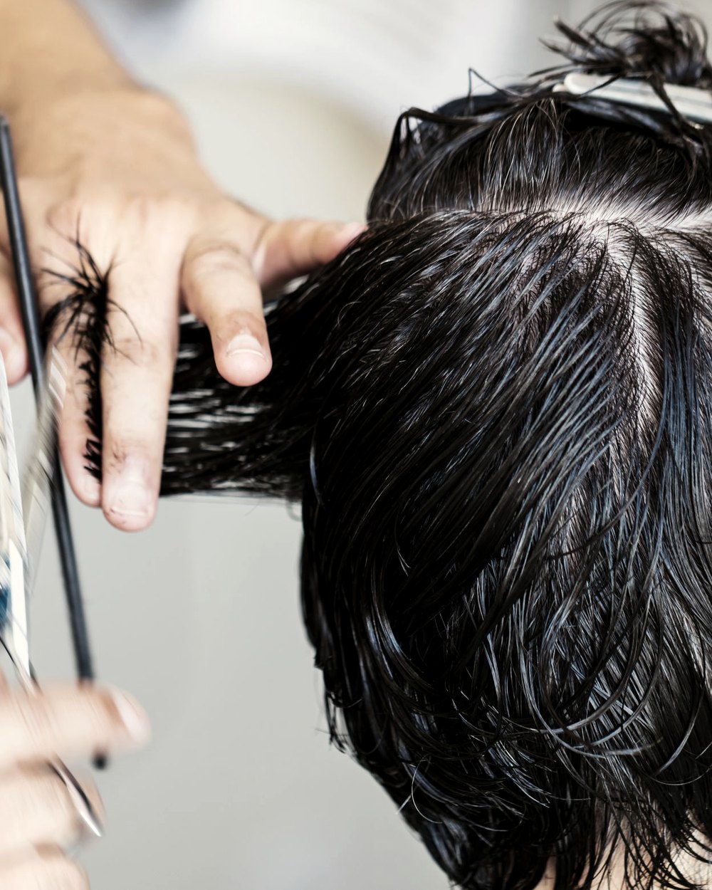 Cabeleireira trabalhando no corte de uma cliente