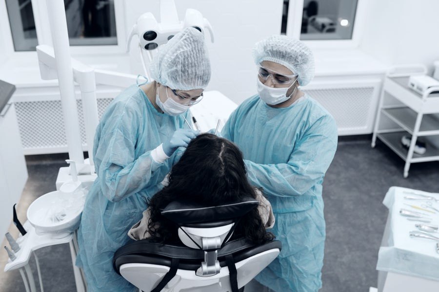 Equipe odontológica em atendimento de urgência