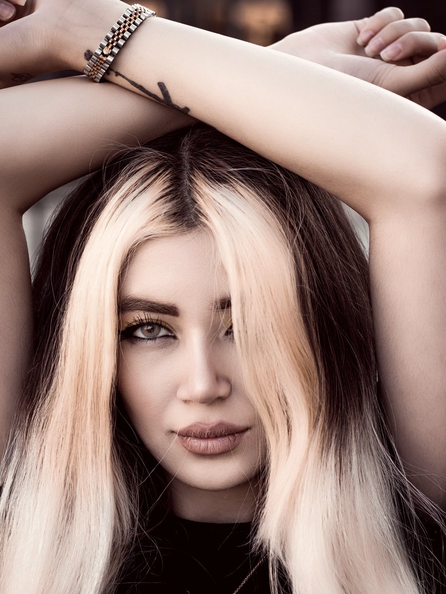 Cliente com mechas loiras finalizadas