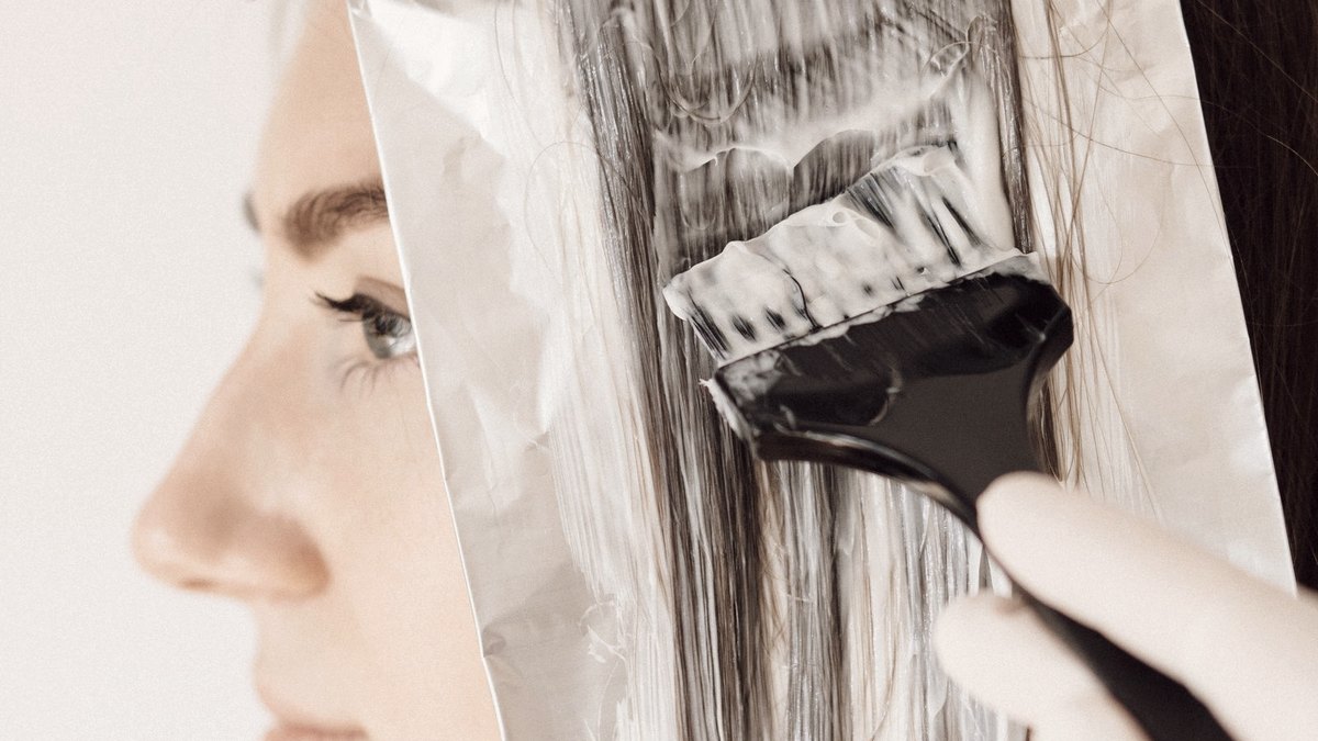 Aplicação de mechas com papel alumínio no salão