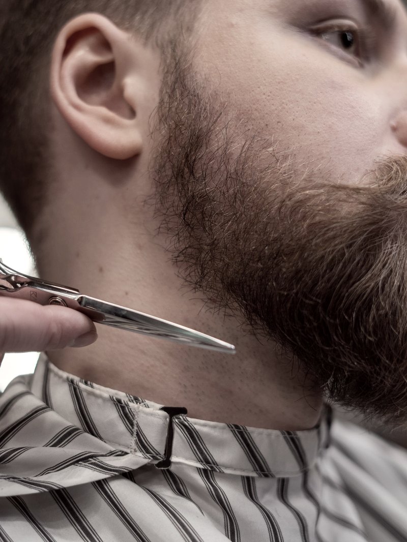 Barba sendo aparada com tesoura