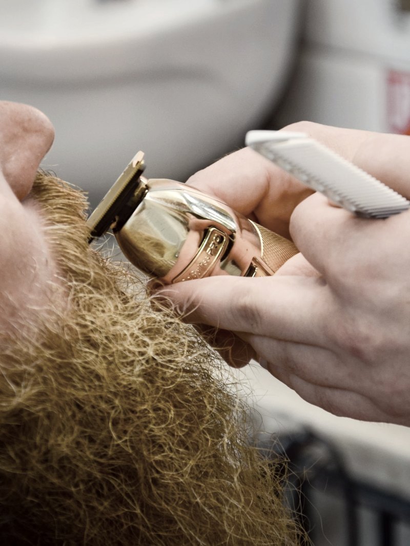 Navalha passando no contorno da barba
