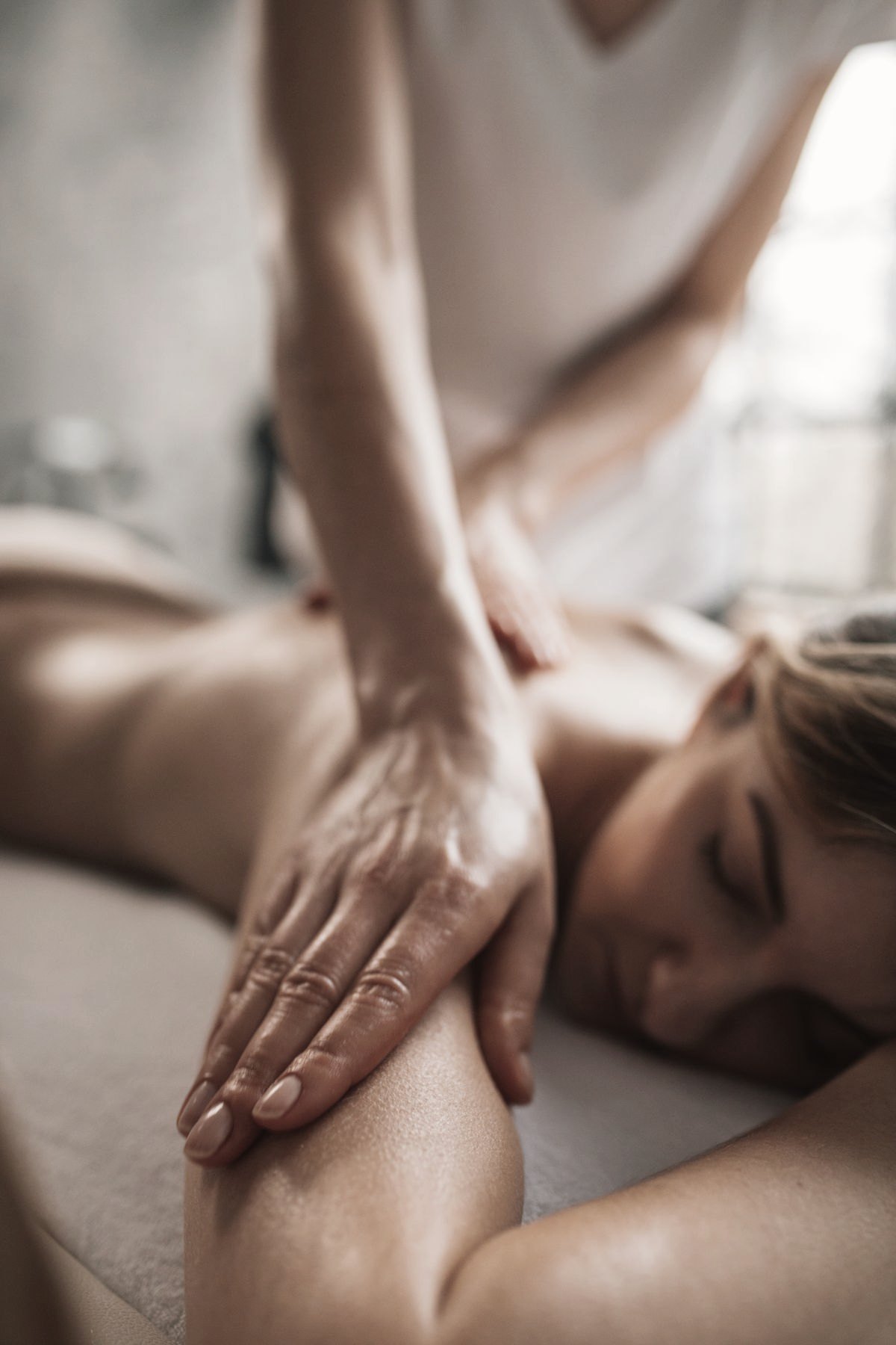Sessão de massagem nas costas em ambiente calmo