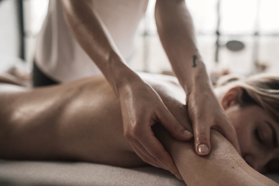 Massagem terapêutica em close, com pressão nas mãos