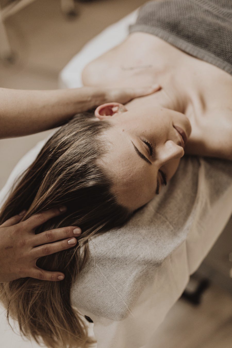 Massagem na cabeça e na região da face