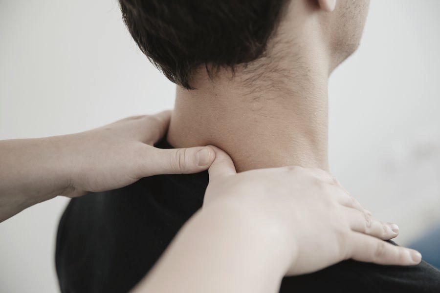Fisioterapeuta aplicando massagem na cervical