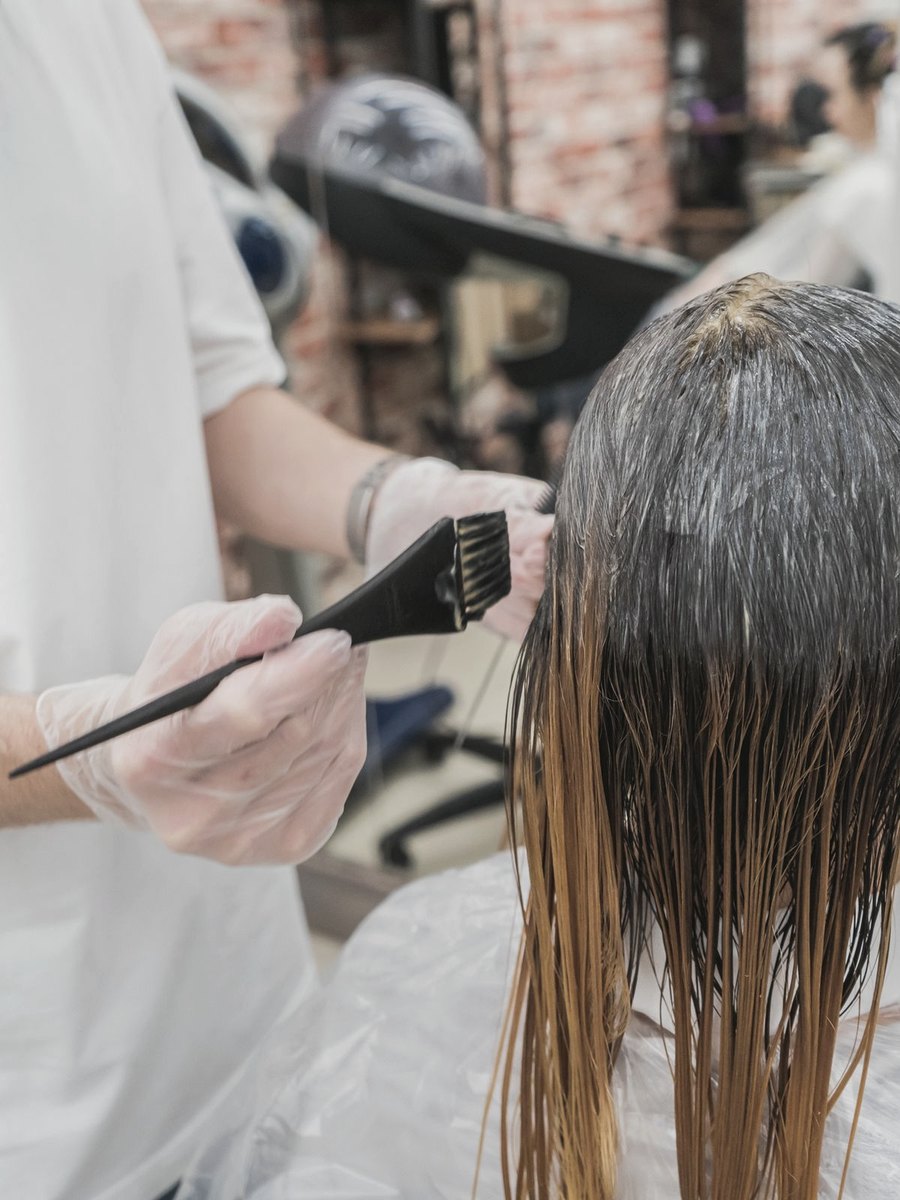 Aplicação de coloração no cabelo de uma cliente