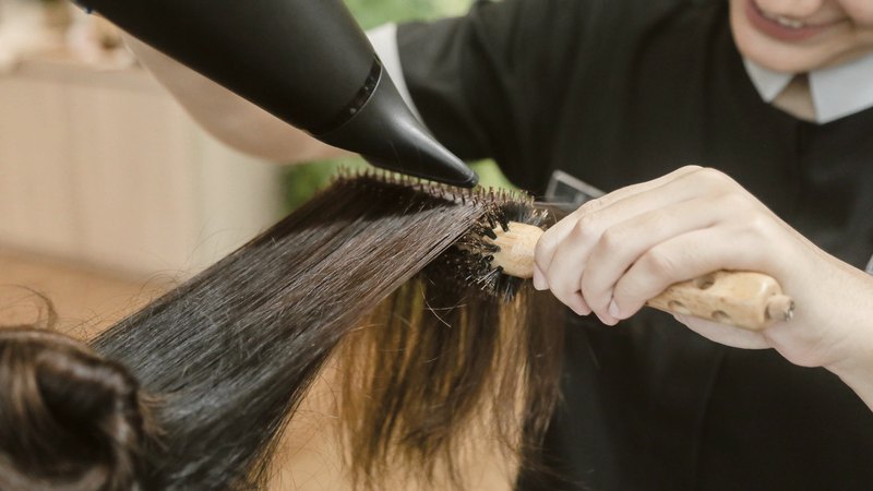 Corte sendo finalizado com escova
